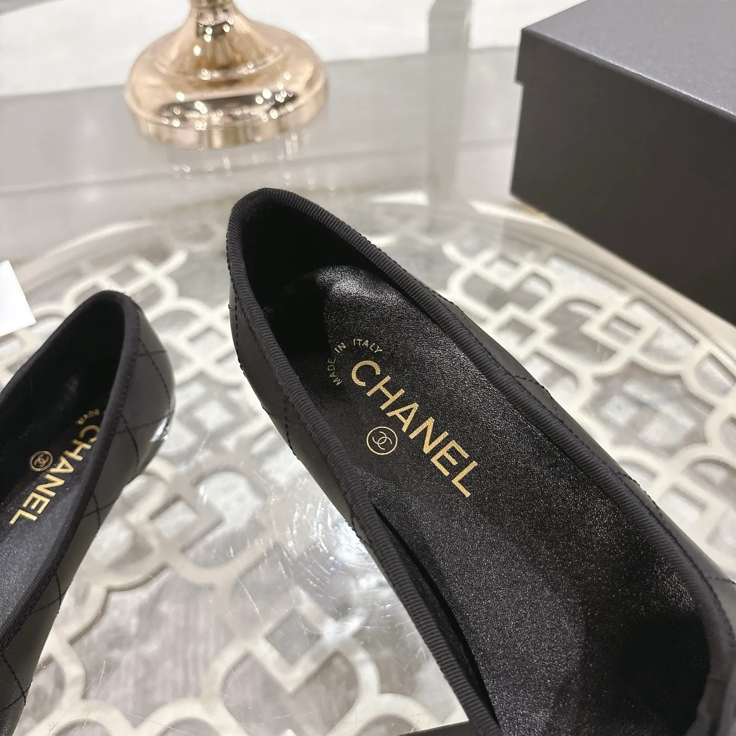 👟👟Ex-factory price 540👟👟 Women's shoes, women's clothing, women's shoes, women's clothing [Purchasing-grade quality] CHANEL Xiaoxiang 25/A new summer bow-tie shoes 💃 This pair of "dancing shoes" is so beautiful! Made of cowhide fabric + exquisite electric embroidery, every detail exudes a sense of high-end ~ classic bow design, Italian genuine leather sole, comfortable and elegant on the feet, a perfect must-have for fairies!  🌟 All counters are from the same source! All materials are customized according to the original 1:1, and are developed and patterned from genuine products. The quality is absolutely assured ~ a classic that must be bought every year, a versatile artifact that looks great whether paired with skirts or jeans!  💖 The perfect finishing touch for summer outfits, sisters, just do it! 👉 Fabric: Imported sheepskin Lining: Imported sheepskin Outsole: Private molded outsole Size: 35-40 Leather surface